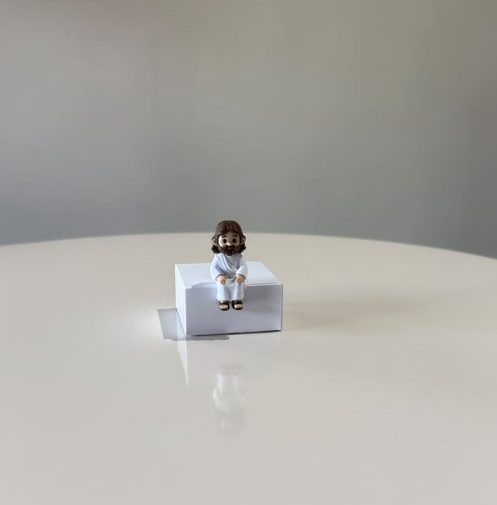 MINI JESUS SENTADO 3,5CM PARA COMPUTADOR