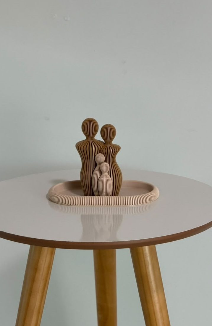 ESTATUETAS DE FAMILIA COM 2 FILHOS + BANDEJA